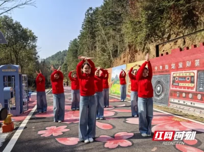 崀山现网红打卡墙，融合传统与潮流，成游客拍照新宠