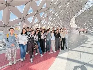 中亚成共建‘一带一路’首倡地，免签促旅游，华人导游美依尔·努尔江展担当