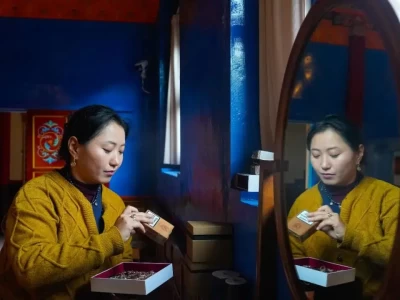 新华每日电讯报道：雀儿山下守艺女孩卓玛的传奇人生