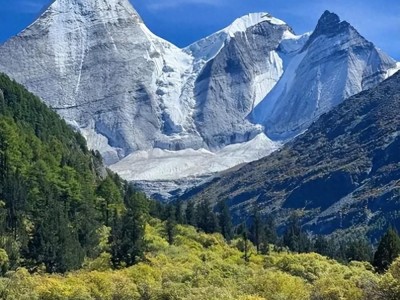 稻城亚丁旅游价格 稻城亚丁金秋摄影指南：机位选择、光线捕捉与避坑技巧，助你拍出令人屏息的作品