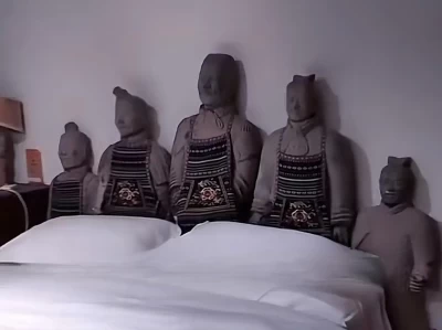 西安兵马俑主题宾馆雕塑太惊悚，男子住一晚吓得瑟瑟发抖