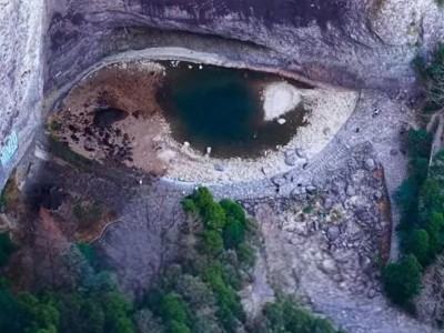浙江雁荡山大龙湫景区现‘开龙眼’奇观，拍摄者揭秘成因