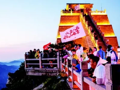 6月21日晚沂蒙山旅游区龟蒙景区举办2025夜爬蒙山活动