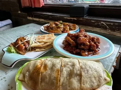 北京秋天寻诗意老街区甘家口美食之旅，牛肉面香四溢