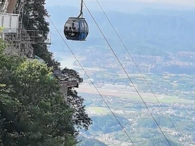 张家界天门山景区A线索道突发故障，数百游客被困半空2小时