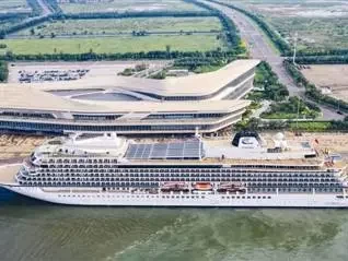 首艘入籍中国邮轮招商伊敦号天津首航，开启别样海上之旅