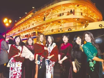 武汉旅游火爆全球！外国友人夜游长江，过境游客变知音故事主角