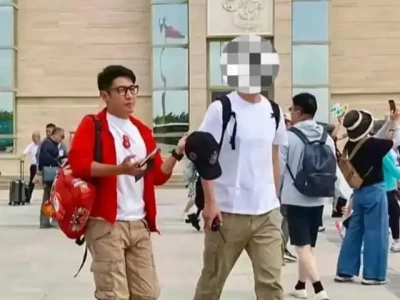 撒贝宁暑假带娃游莫高窟，一家四口时尚吸睛超有爱