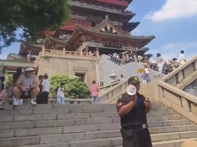 滕王阁保安与游客玩有奖问答游戏，现场气氛超嗨