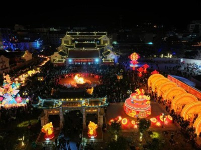 曲靖会泽古城灯展启幕，新春盛宴嗨翻全城