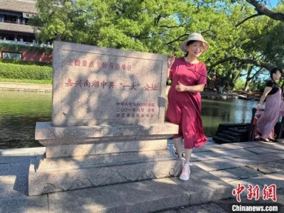 7月1日嘉兴南湖迎众多游客，红色教育之旅受热捧