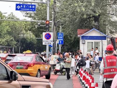 暑期旅游高峰，天坛周边大巴乱停上下客致交通混乱