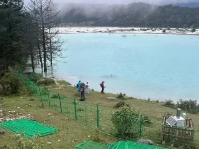 丽江玉龙雪山牛奶湖被围引热议，管护局回应加装围栏原因