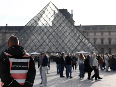 世纪大劫案3天后卢浮宫重开，游客热情高安保升级