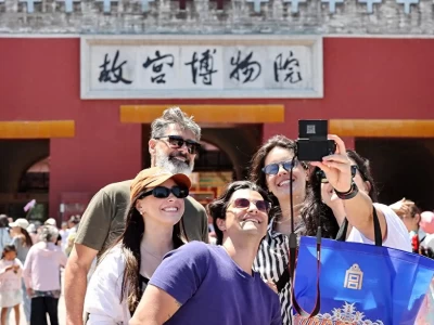 老外扎堆来中国旅游，免签政策真香，上半年数据暴涨