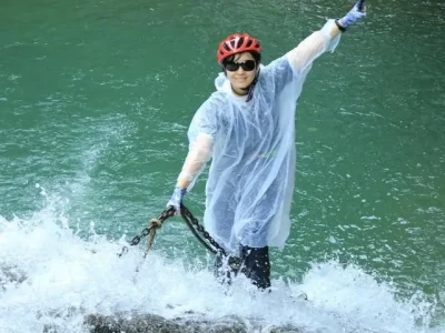桂林山水甲天下，古东瀑布成亮点，游客可攀爬亲近自然