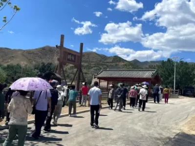 端午薛三墩村热闹非凡，天镇县乡村旅游热潮涌动
