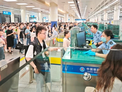 2026暑假去哪避暑？深圳口岸出入境客流爆满，家庭出游首选凉爽目的地