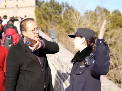 马年春节八达岭长城热闹非凡，民警全力守护游客安全与秩序