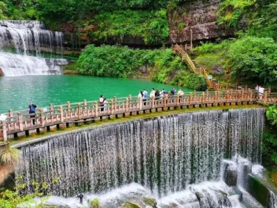 国庆中秋成都游客罗宏带31口人游大关黄连河，乐趣多多