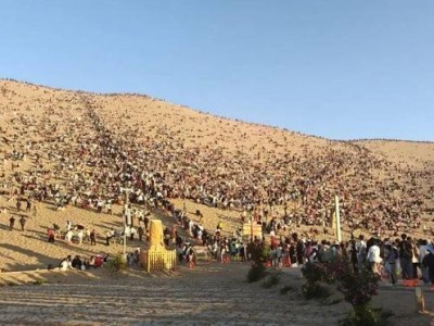 五一敦煌挤爆了！鸣沙山月牙泉人比沙子多