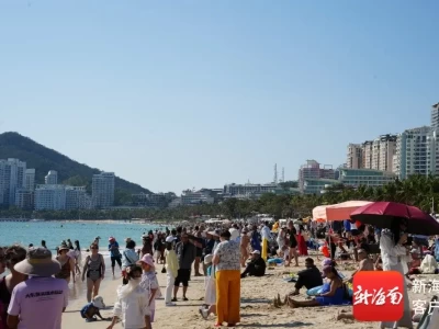 大批外国游客扎堆三亚避寒度假，海南冬季旅游成亮眼风景