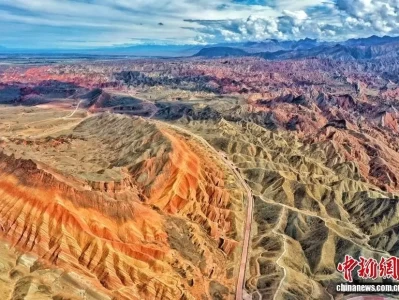 甘肃张掖七彩丹霞景区：地貌独特且多彩，热气球嘉年华启幕