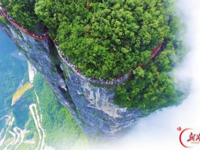 黔张常铁路：穿行武陵山，慢赏天门洞奇景