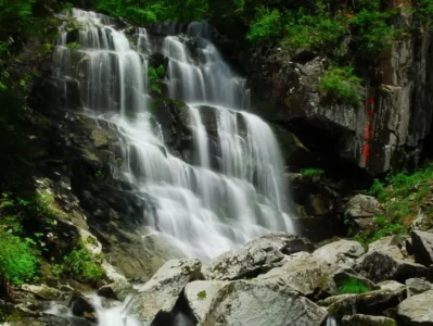 黑龙江瀑布秘境避暑指南，夏天清凉打卡地推荐