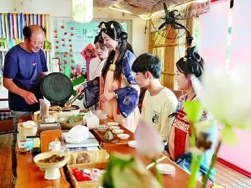 浙江绍兴游客体验团圆饼制作，年轻人不再满足打卡式旅行