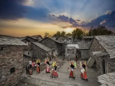 贵州独特慢生活：都匀茶山采茶与安顺地戏表演的别样魅力