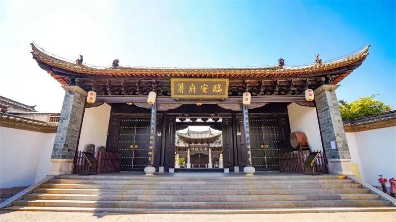 用生命演绎秋色 额济纳胡杨林旅游攻略