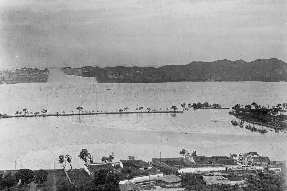 百年前杭州:雷峰塔摇摇欲坠,岳飞墓地完好,秦桧跪像加装了栅栏