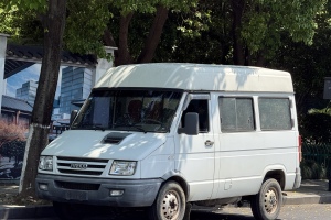 得意 依维柯 2.5T A35客车中顶5-7座47Z5