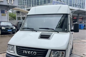 得意 依维柯 2.5T A35 M1客车5-9座短轴中顶双胎手动门