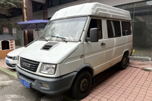 得意 依维柯 2.5T A35客车单胎中顶5-9座国V